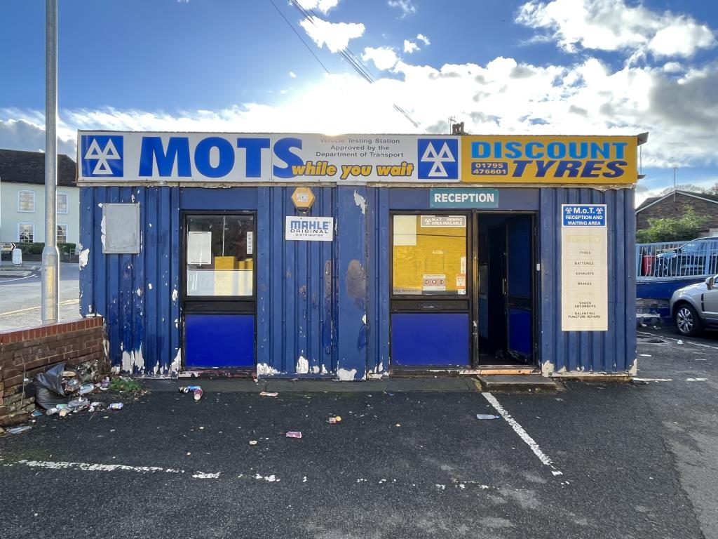 Lot: 58 - FREEHOLD CAR GARAGE/MOT CENTRE - Office/reception area